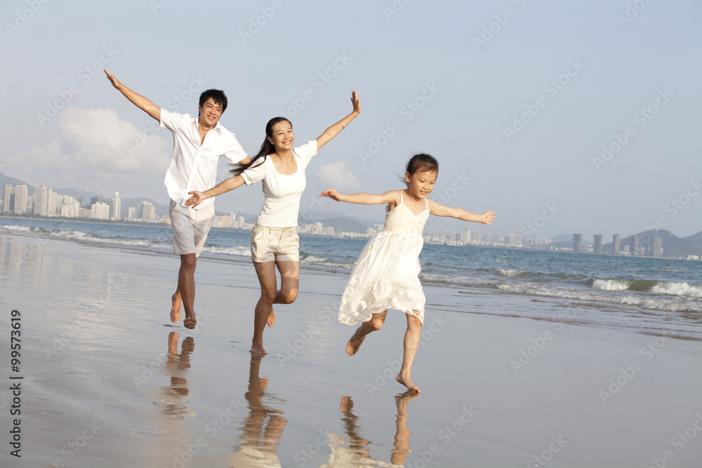 一家人在海滩上散步的肖像
