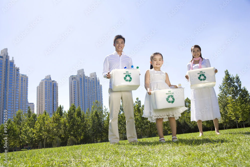准备回收的年轻家庭