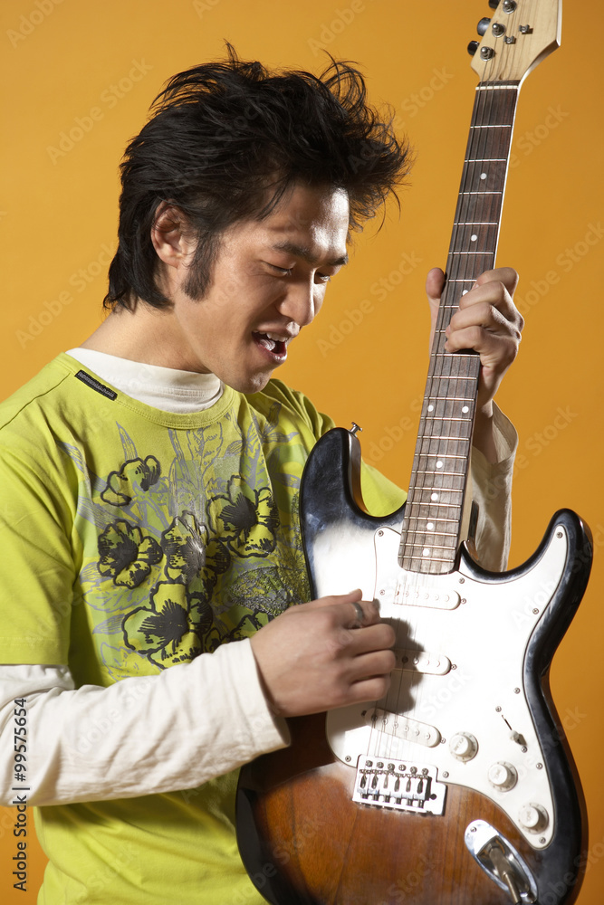 青少年弹吉他