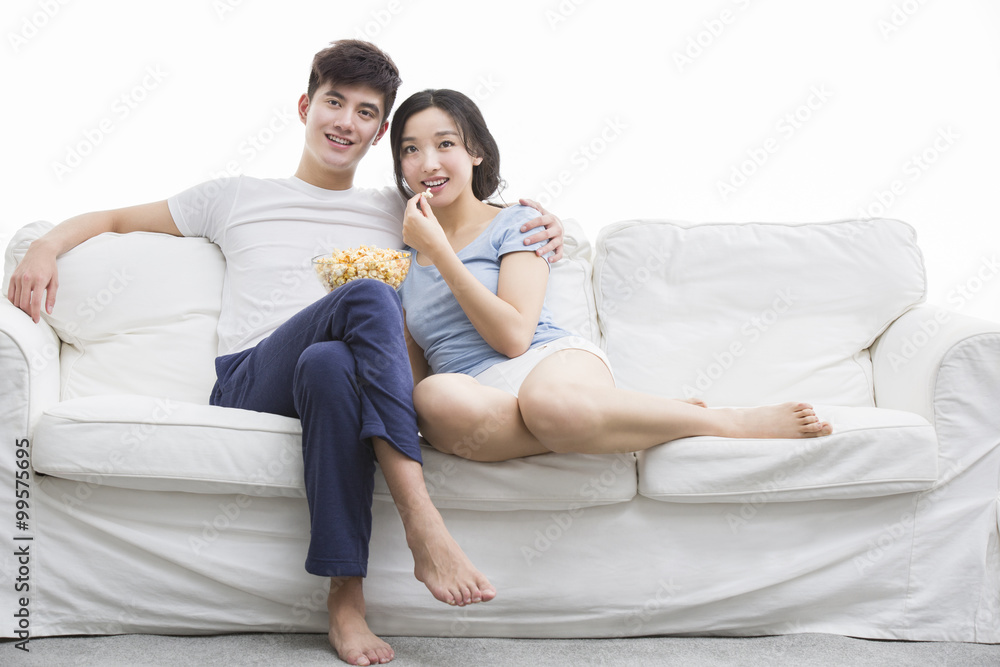 年轻夫妇在客厅看电影