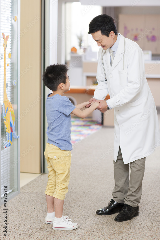医生在医院里和小男孩说话