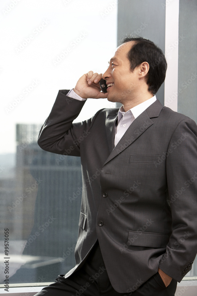 穿着商务装的男人在电话里说话
