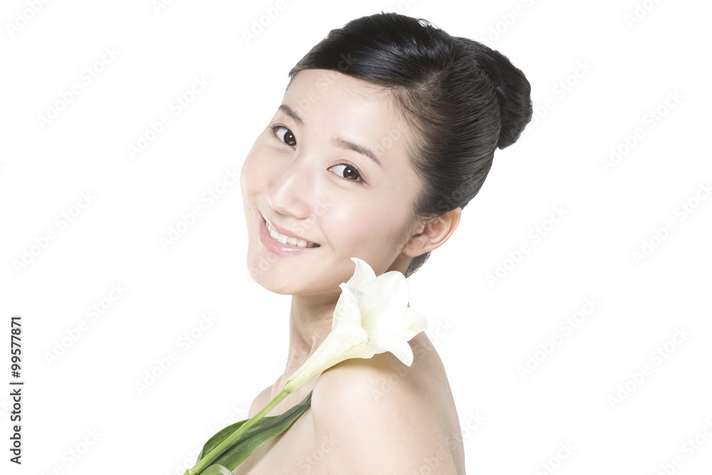 一位年轻女子手持百合花的美丽照片