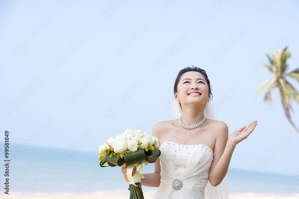 海滩上的快乐新娘