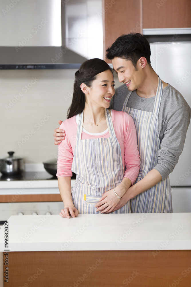 厨房里幸福的年轻情侣