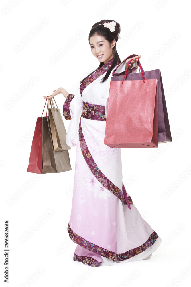 穿着中国传统服装拿着购物袋的年轻女子