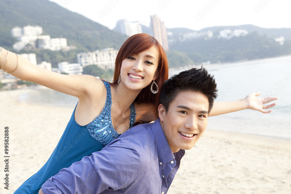 香港浅水湾海滩上甜美的情侣背驮