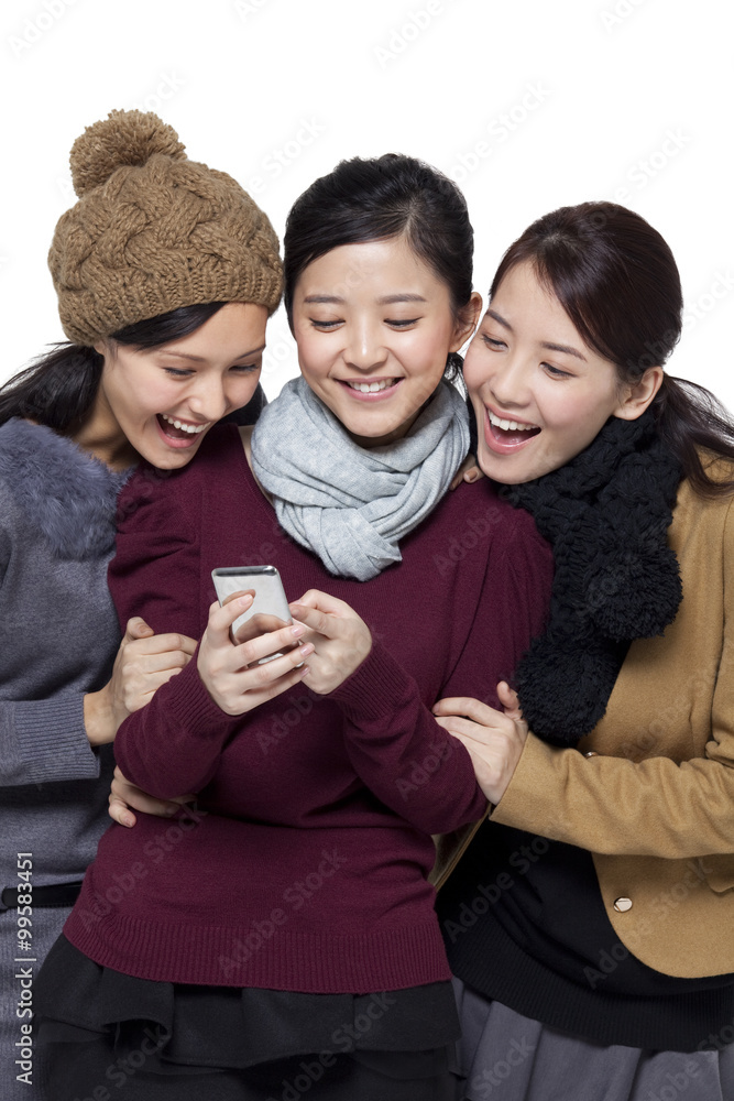 年轻女性使用手机