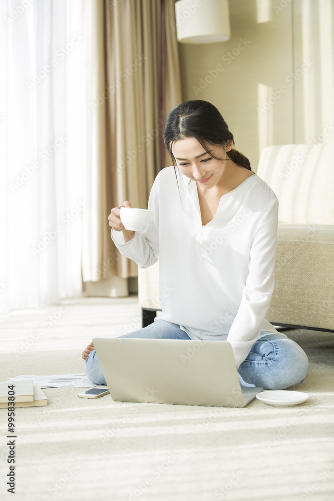 年轻女性在家使用笔记本电脑