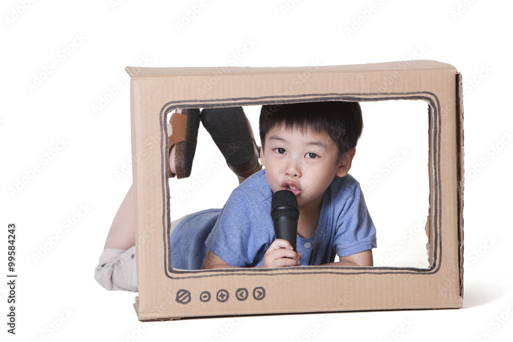 男孩和玩具电视
