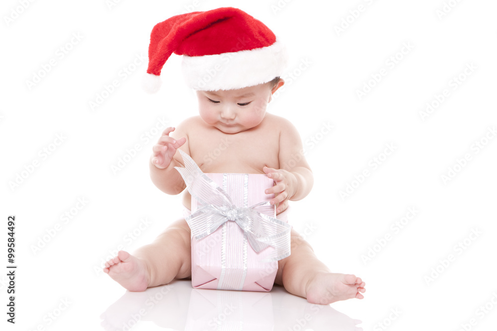 戴圣诞帽带礼盒的女婴