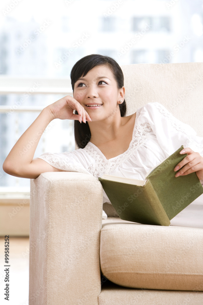 亚洲女人在沙发上看书