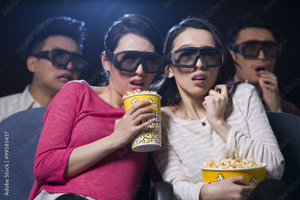 年轻女性在电影院看3D电影