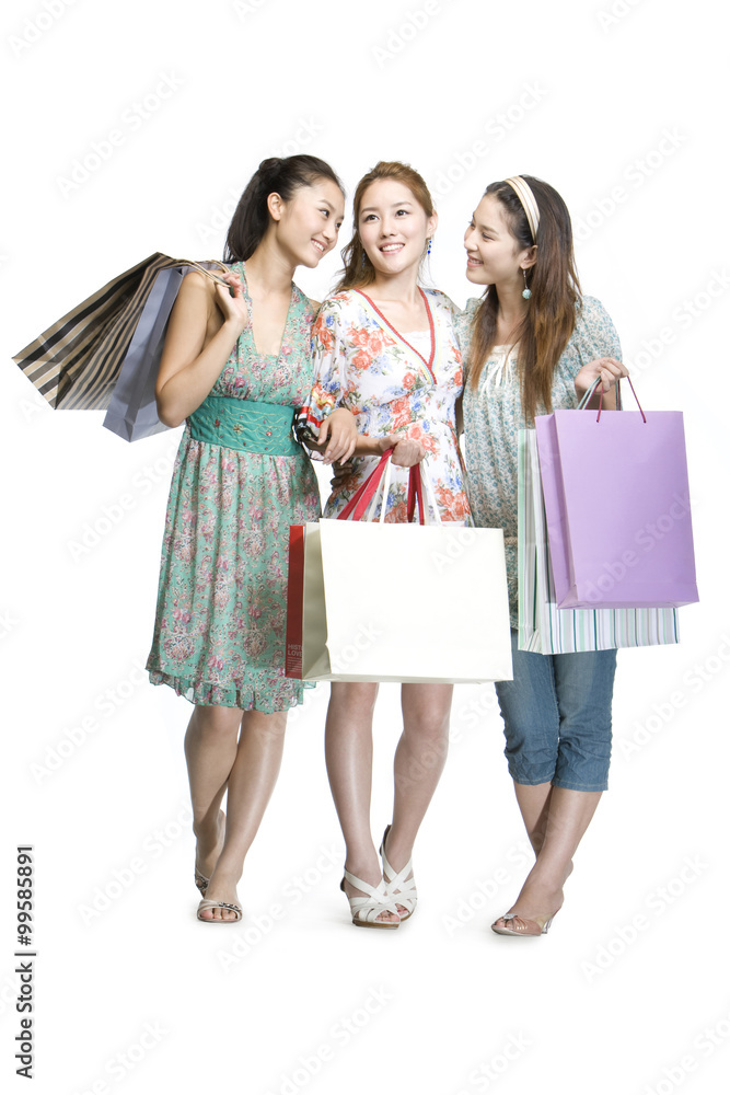 带着购物袋的年轻女性