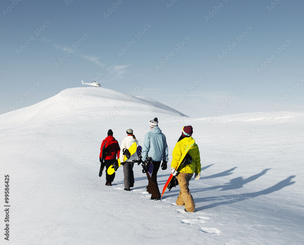 一群单板滑雪运动员享受美丽的冬季早晨康塞普