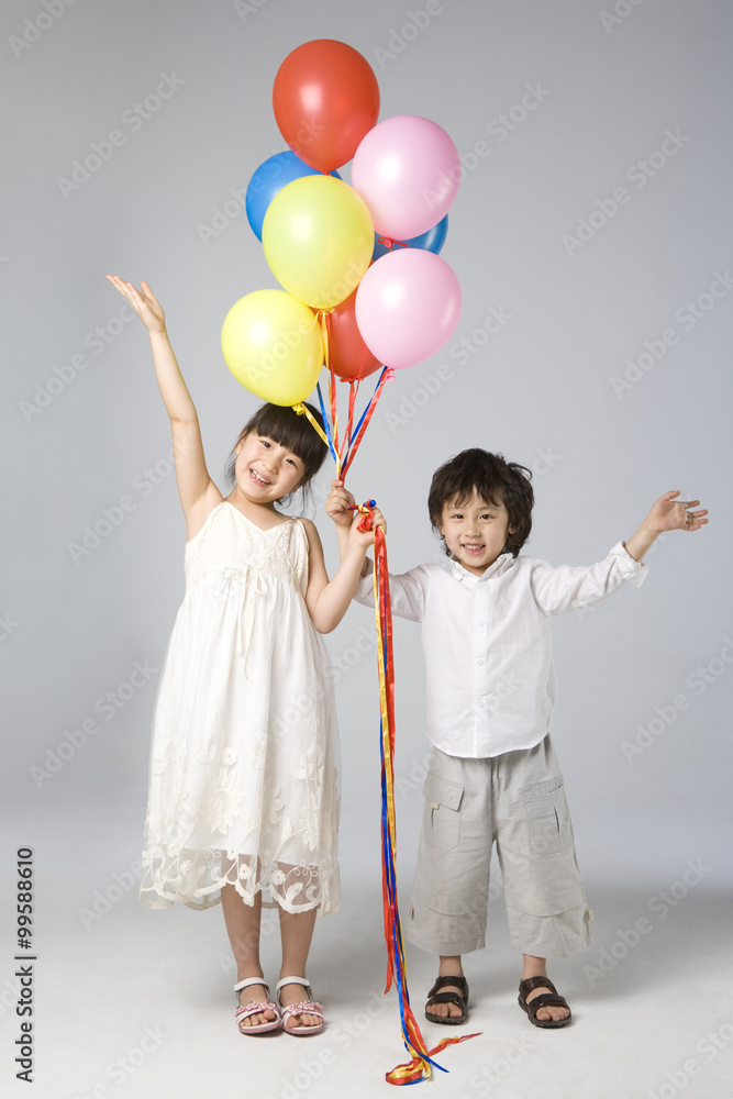 儿童手持多色气球