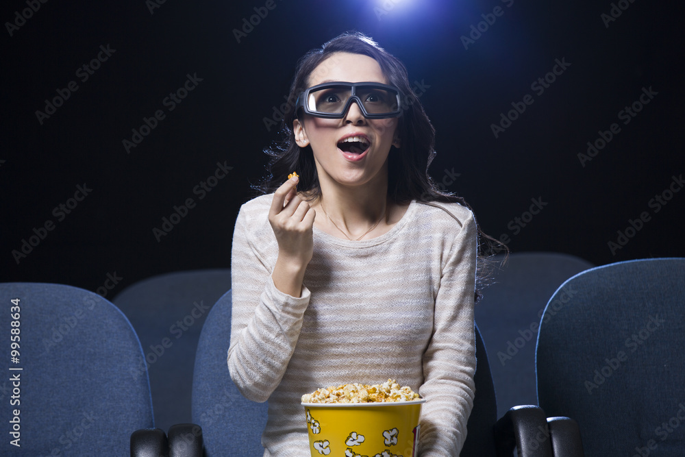 在电影院看3D电影的年轻女性
