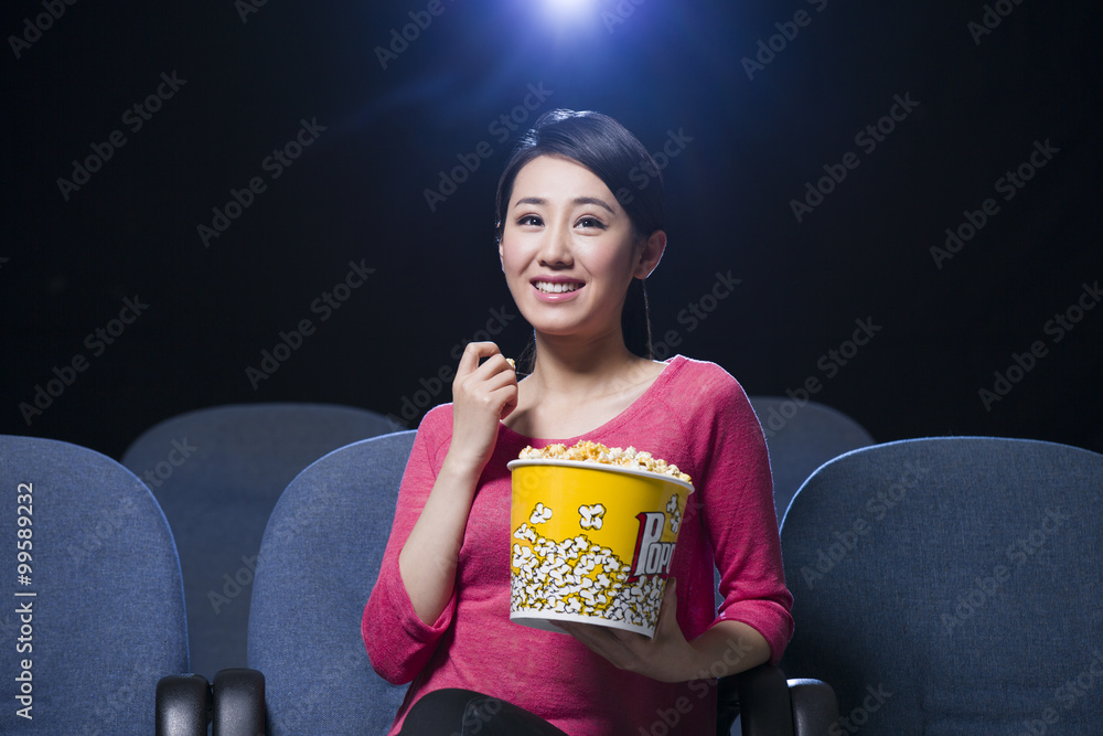 年轻女子在电影院看电影