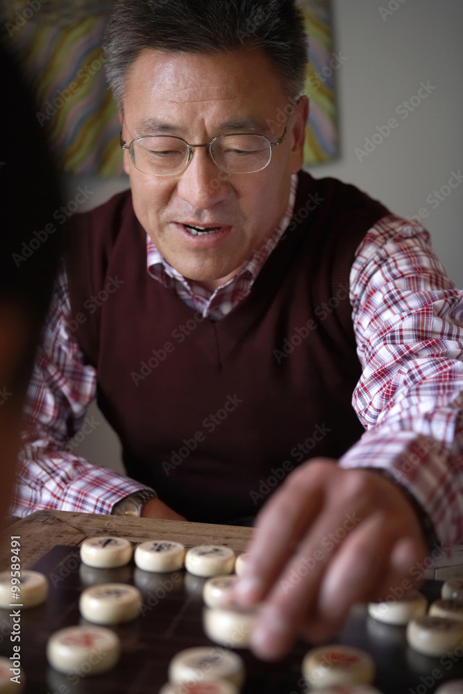 玩中国象棋的老人