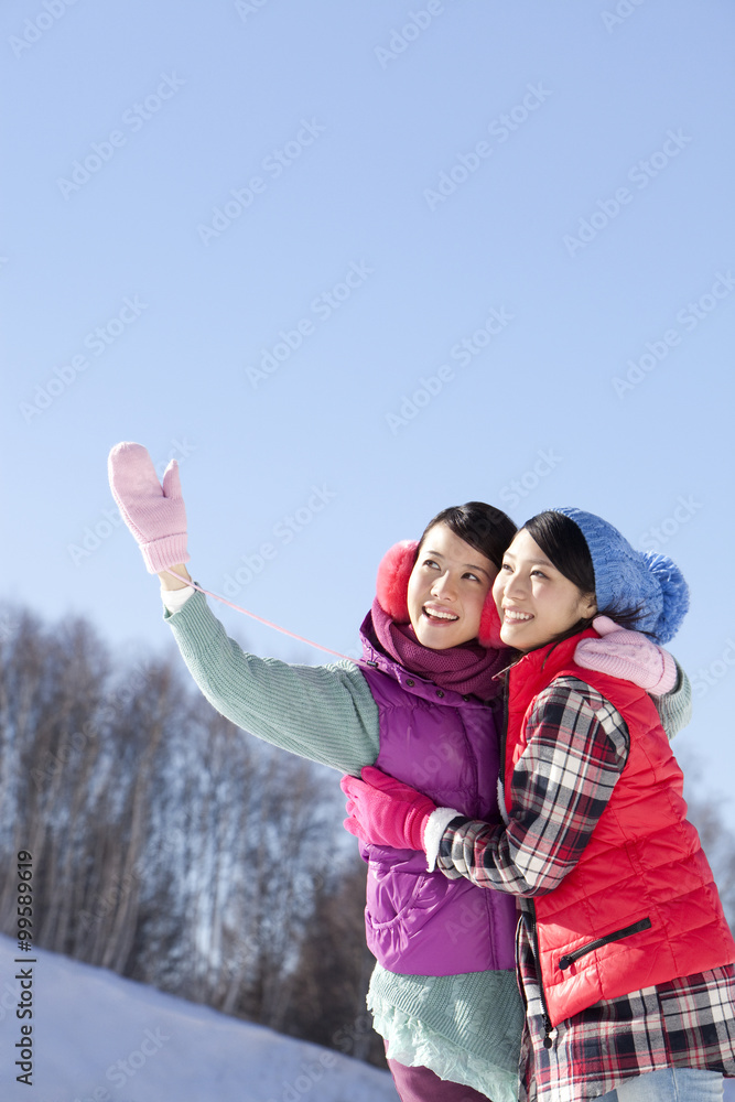 滑雪场快乐的年轻女性