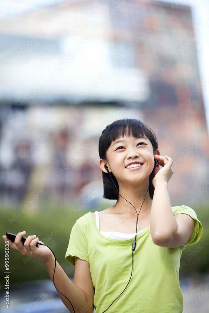 快乐的女学生听MP3