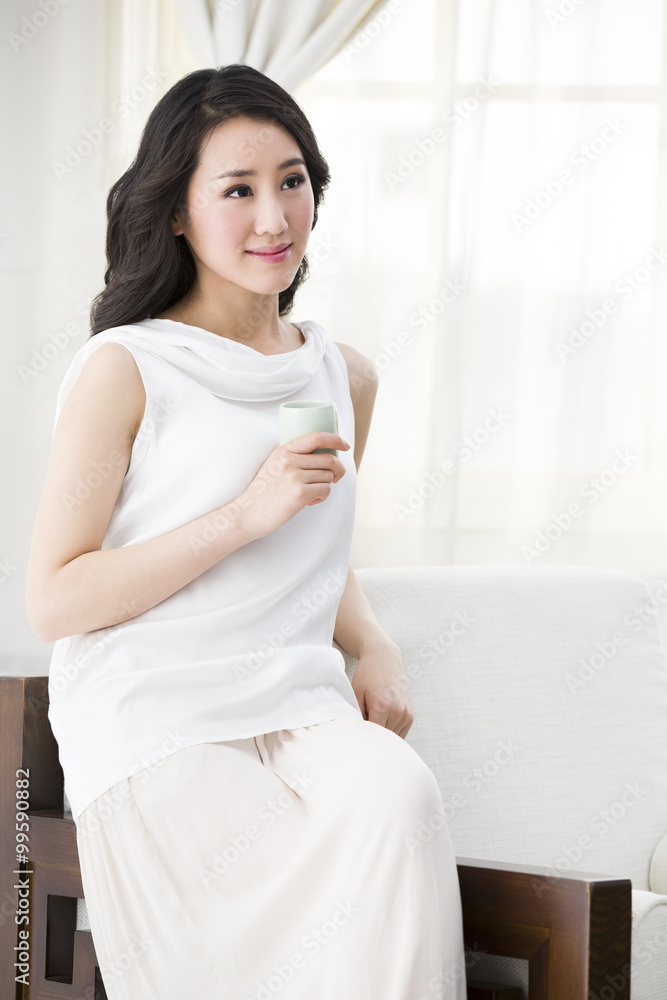 快乐的年轻女人喝茶