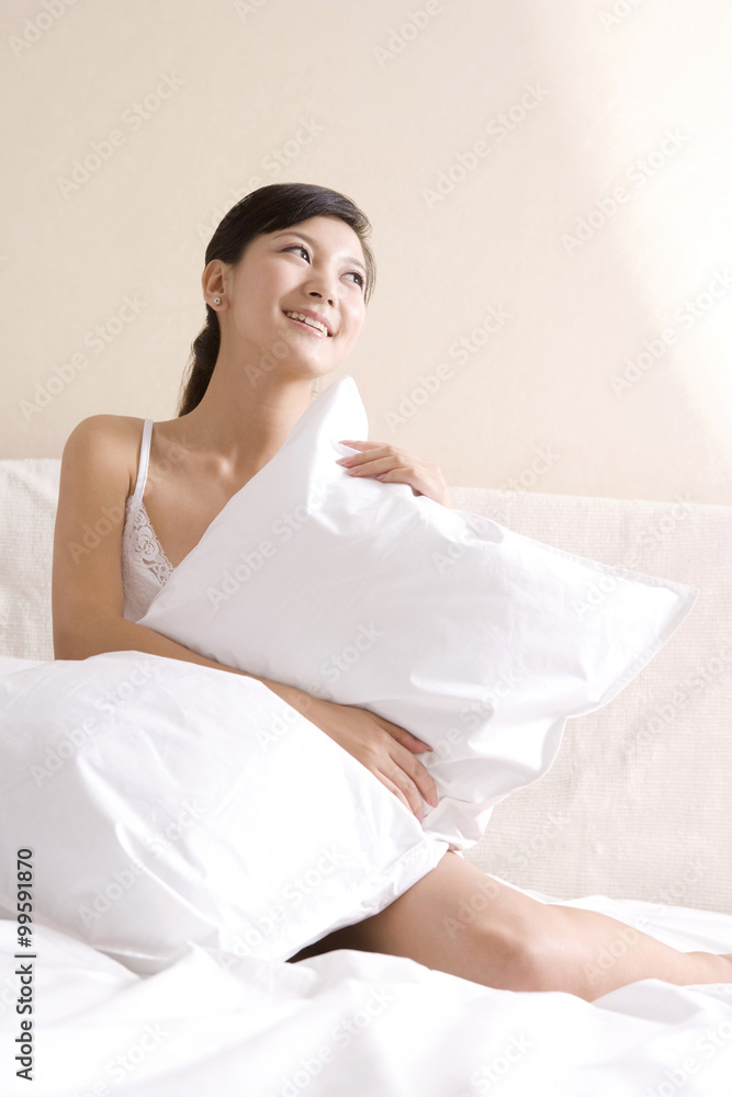 亚洲女人枕着枕头躺在床上