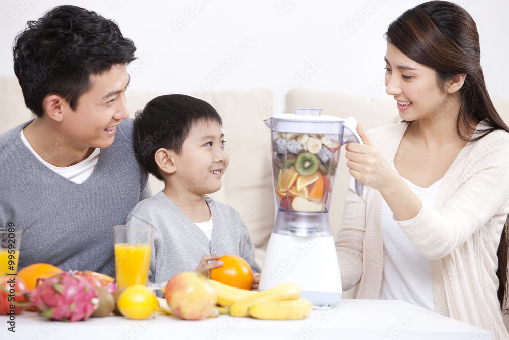 快乐家庭用电动榨汁机榨汁