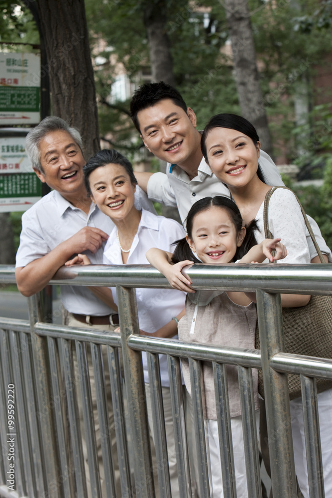 公交车站的中国家庭