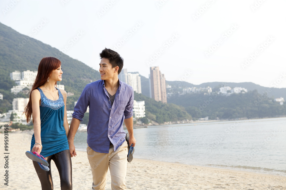 香港浅水湾海滩上的甜蜜情侣