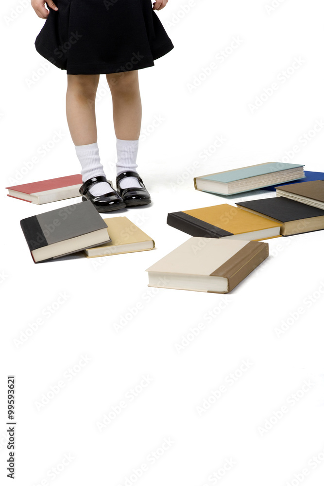 堆在女孩脚边的书