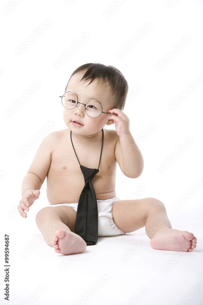 带眼镜和领带的婴儿