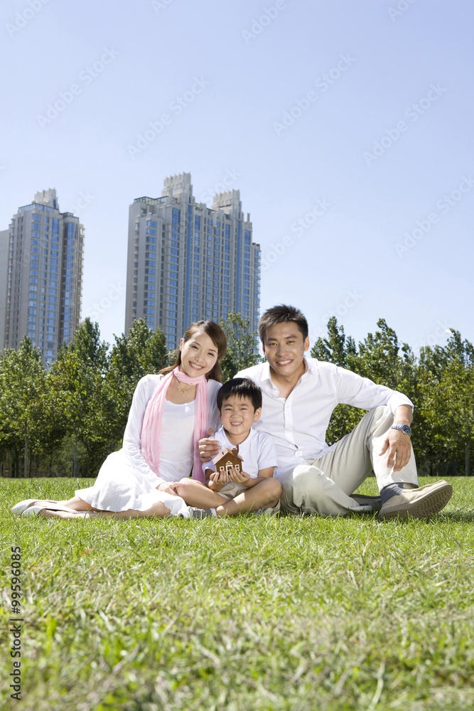 年轻的一家人享受公园