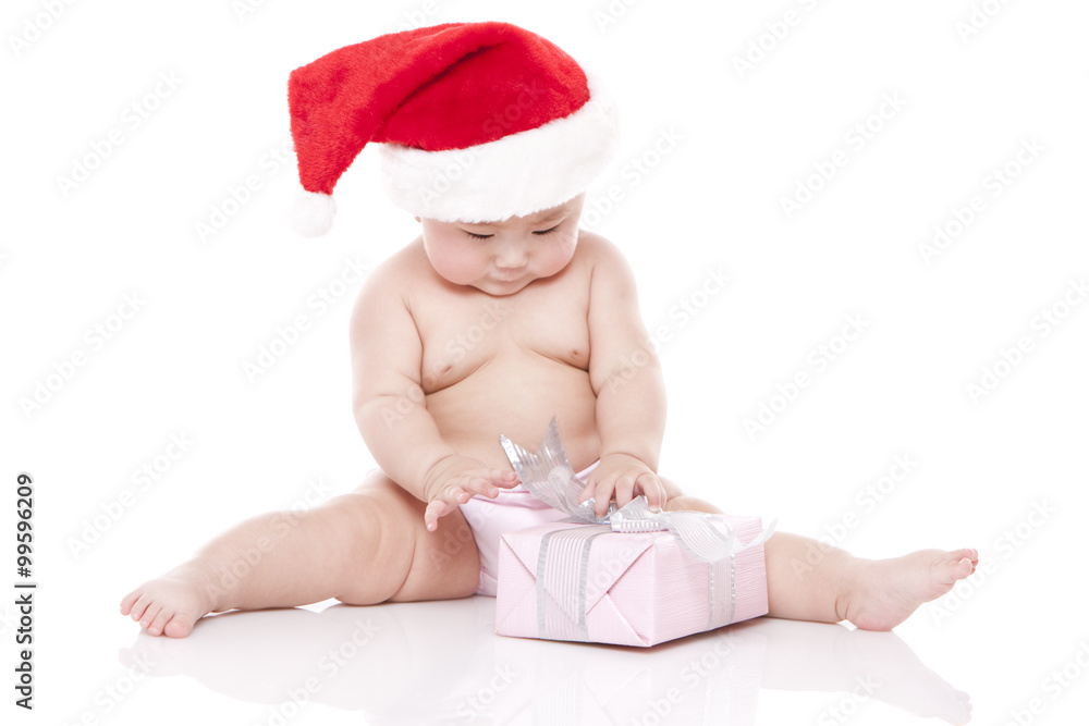 带礼盒的戴圣诞帽的女婴