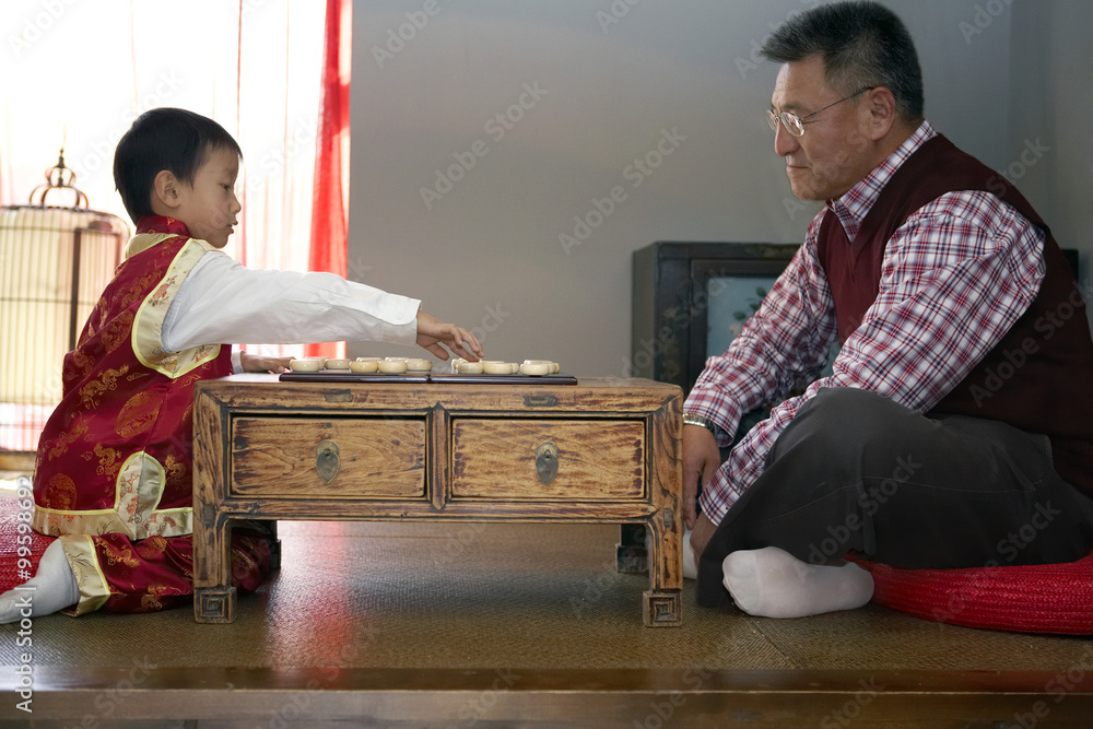 爷爷奶奶玩中国象棋