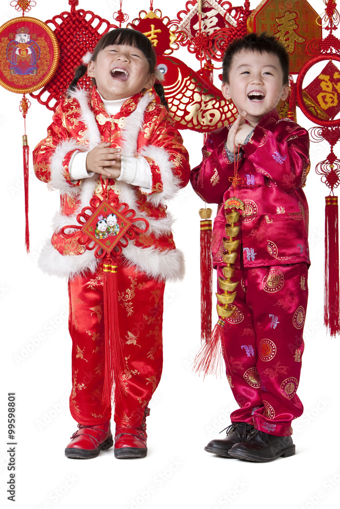 两个穿着传统服装的中国孩子