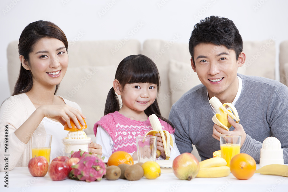 幸福的一家人在家吃水果