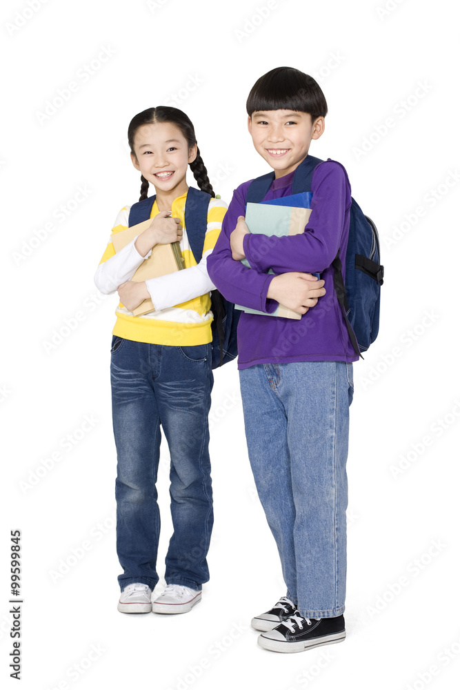 两个学生站着拿着他们的书