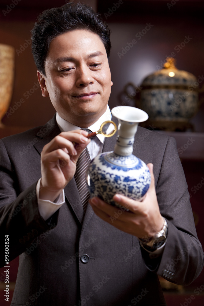 成熟的商人欣赏中国古董花瓶