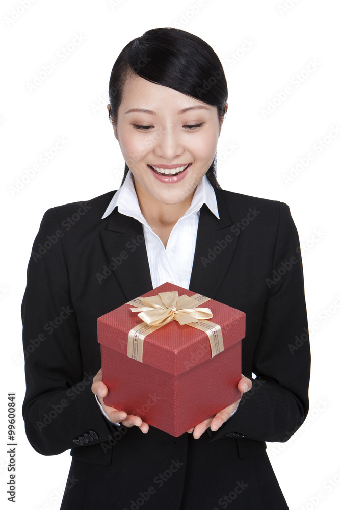 快乐的女商人拿着礼物