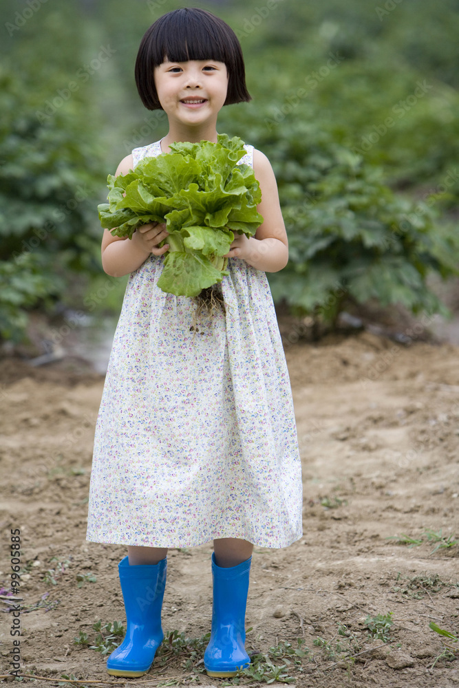 年轻女孩在农场园艺