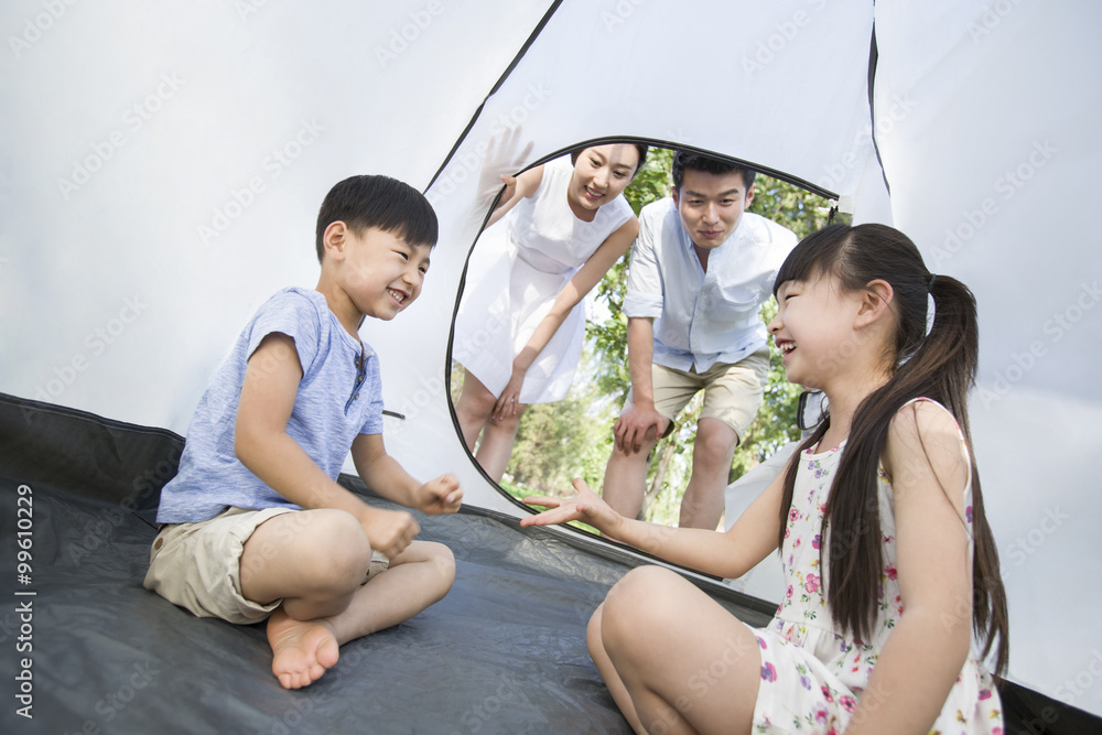 快乐的年轻家庭享受露营之旅