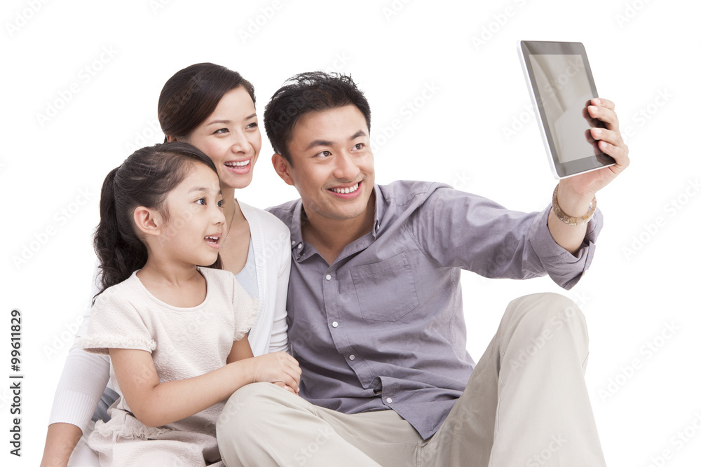 一家人用数字平板电脑自拍
