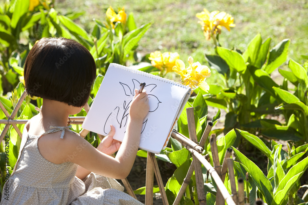 小女孩在花园里画画
