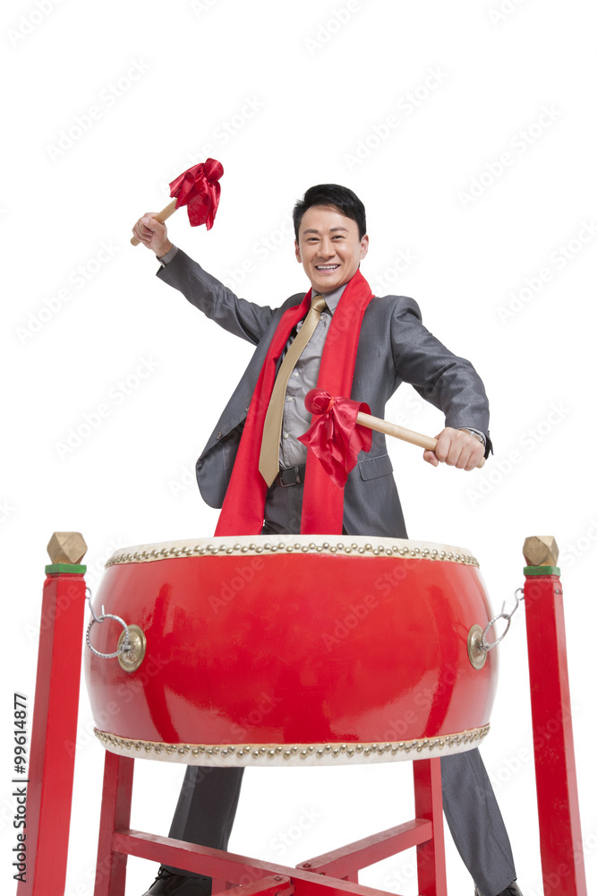 商人演奏中国传统红鼓