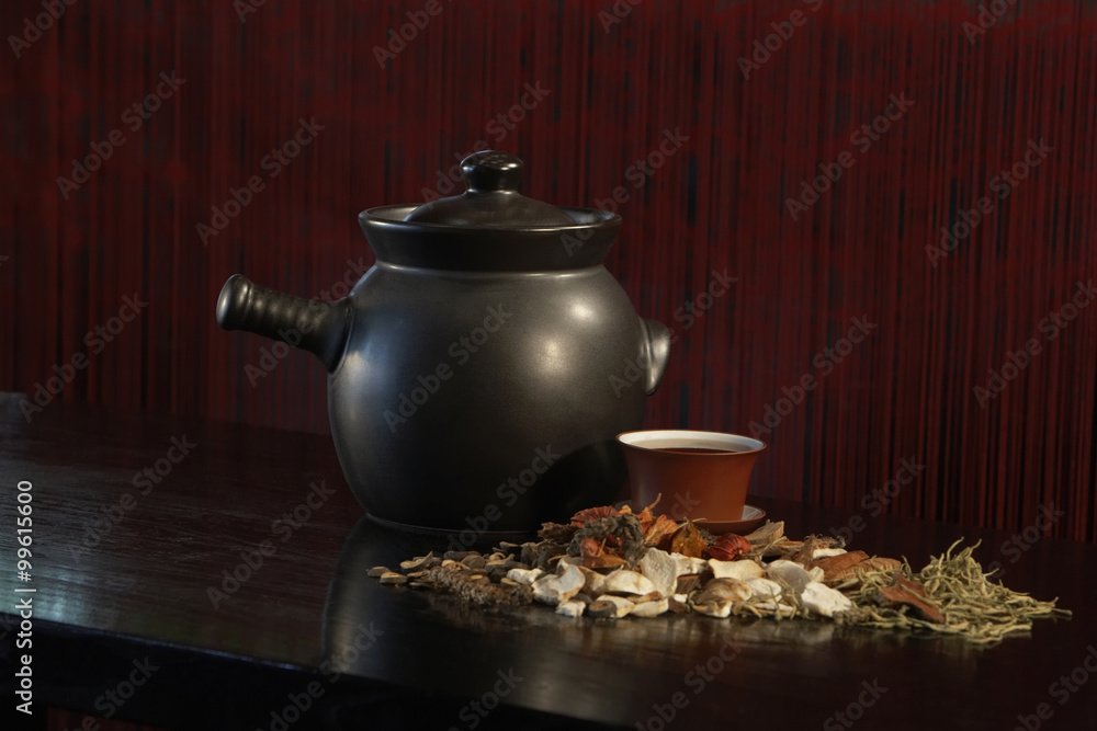 带杯和松散茶叶的茶壶