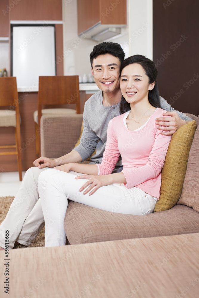 沙发上休息的年轻夫妇