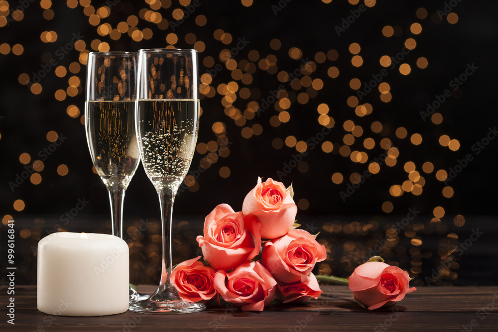 浪漫的香槟、玫瑰和白蜡烛