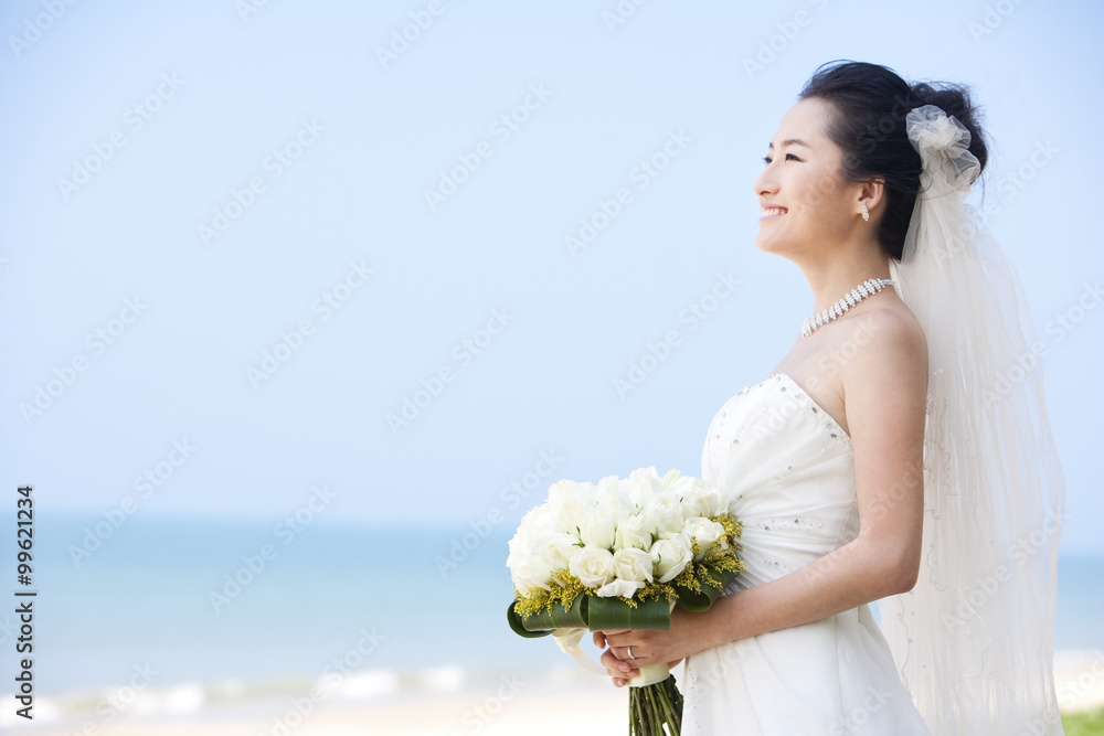 快乐的新娘在海滩上放松