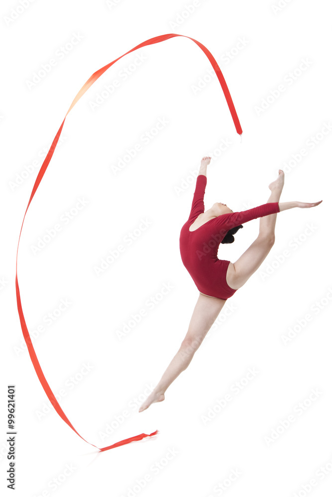 女子体操运动员带丝带表演艺术体操